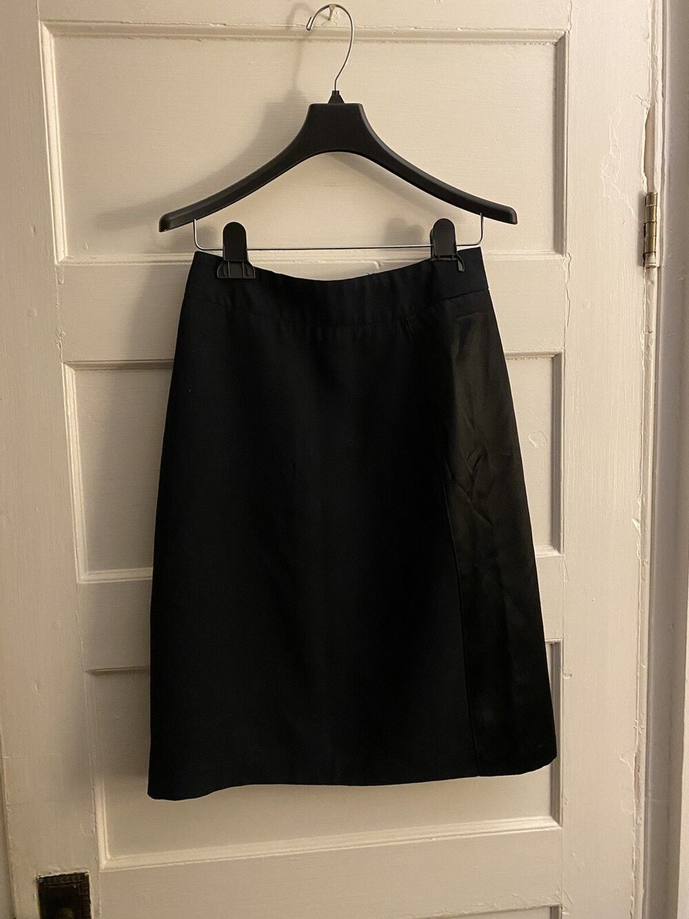 Gap Women's Black Straight Skirt Sz 1 Satin Strip Back Zipper Knee Length